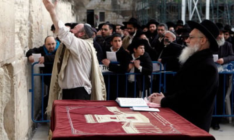 תמונות: התפילות בכותל לרפואת הרב יעקב יוסף