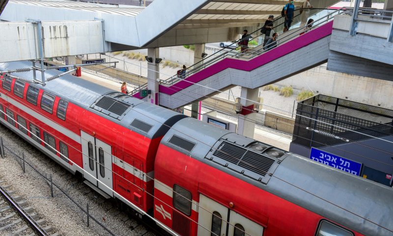 מפגינים פרצו למסילה; תנועת הרכבות הופסקה