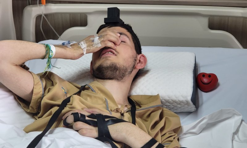 צפו: תגובה ראשונה ברגליו של בניה פרץ אחרי הניתוח