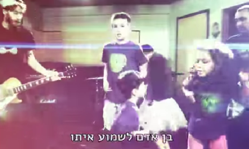 מרגש: לקויי שמיעה שרים 'מישהו שומע אותי?'