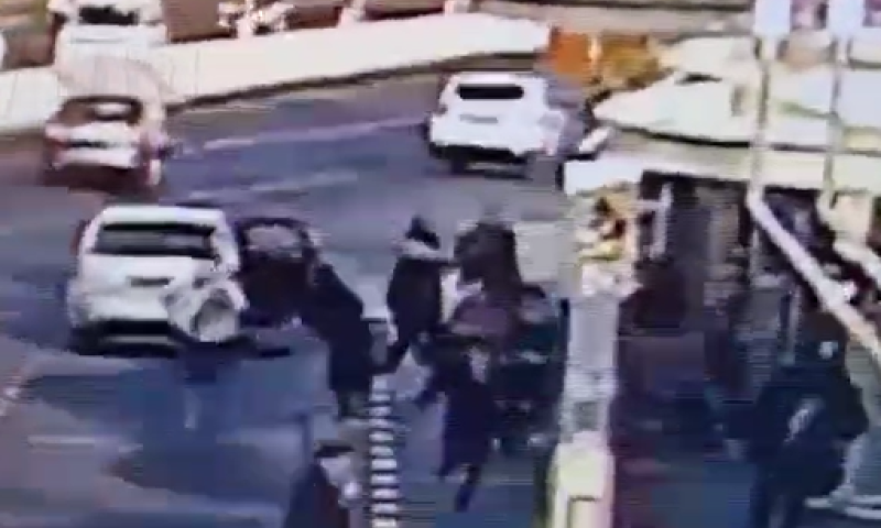 עוצרים בטרמפיאדה, יורדים ויורים מטווח אפס. תיעוד הפיגוע בירושלים