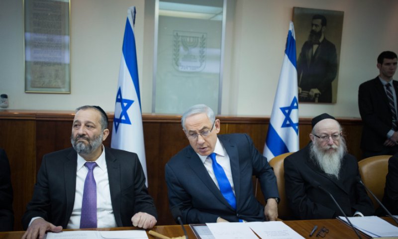 סקר: הליכוד וכחול לבן מתחזקות; החרדיות מתרסקות