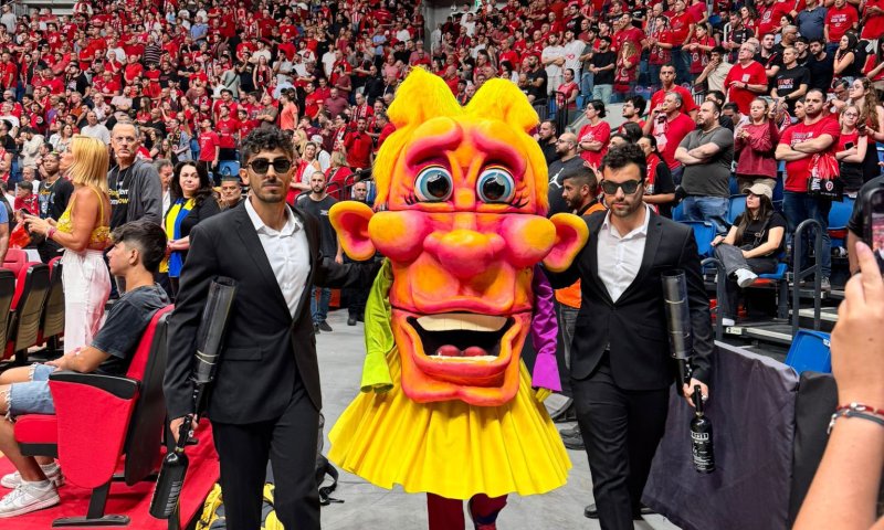 מי זה? הזמר במסכה הפתיע את אוהדי הפועל י-ם לפני המשחק | צפו