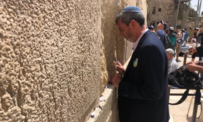 הרב רפי פרץ בכותל: "יום מרגש מאד עבורי" &bull; צפו