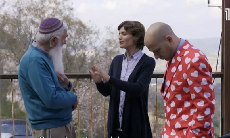 צפו: חנוך דאום לוקח את תמר זנדברג להתנחלות