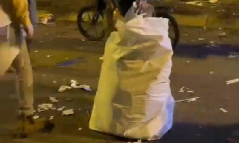 הצעיר שניקה בסוף ההפגנה: "בסוף כולנו אחים"