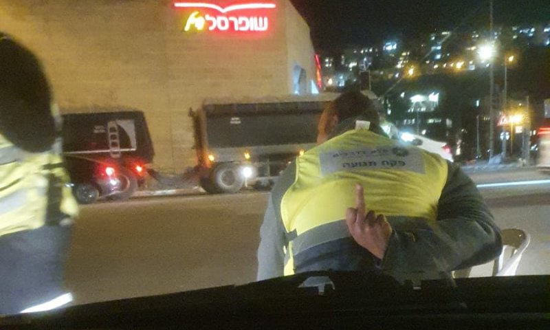 ירושלים: פקח תנועה סימן אצבע משולשת לנהג ויפוטר