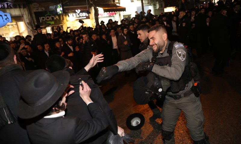 תיעוד: שוטרים פיזרו בכוח הפגנה חרדית בירושלים