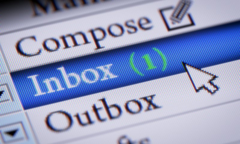 האם מותר לקרוא הודעות אימייל בחול המועד?