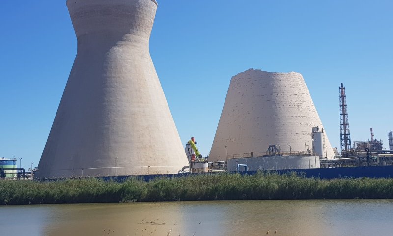 אחד המגדלים בבתי הזיקוק בחיפה קרס; אין נפגעים