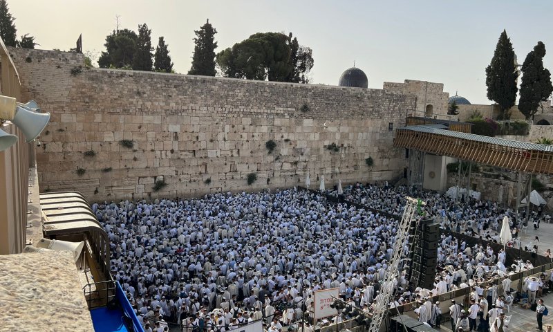 צפו: שירה אדירה בכותל, בהשתתפות הרב הראשי