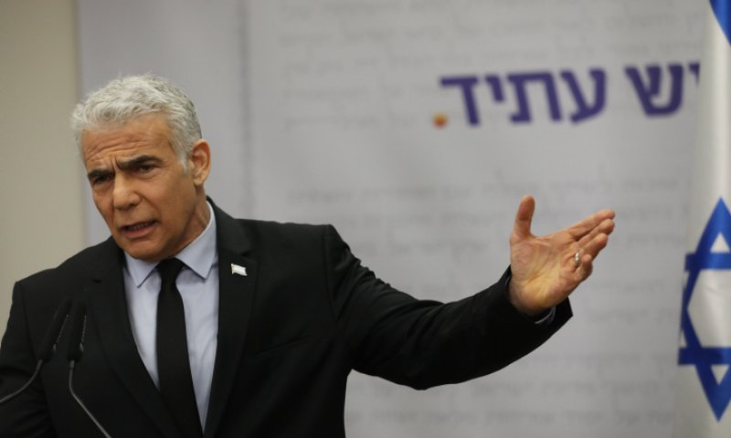 לפיד תוקף: "נתניהו כבר נבצר, הוא איבד שליטה"