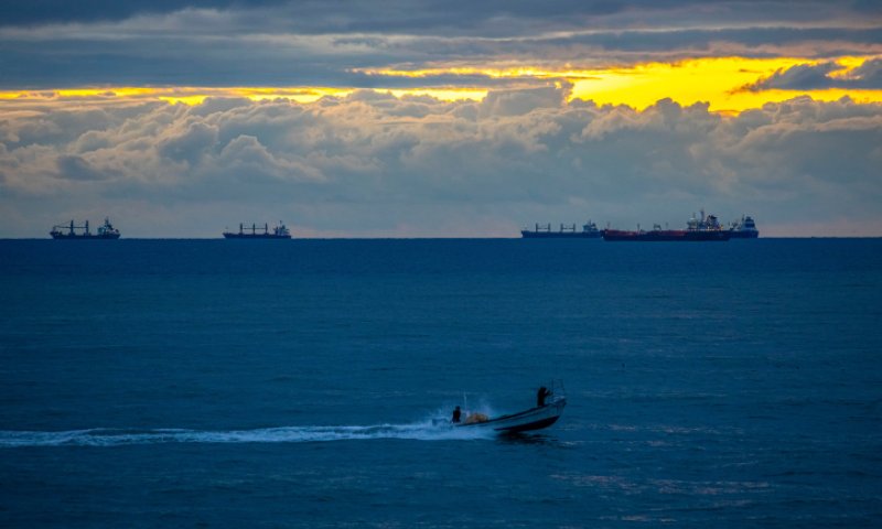שני פצועים, אחד קשה, משריפה בכלי שיט בלב ים