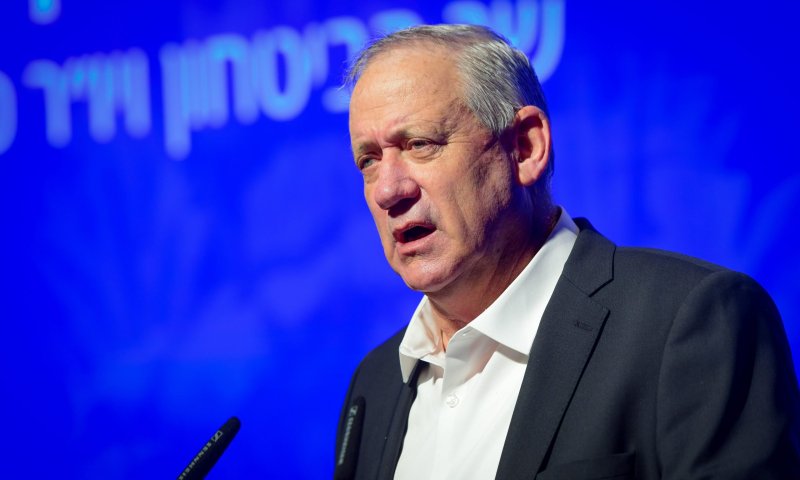 גנץ עוקץ את לפיד: "בואו לא נערער את היציבות"
