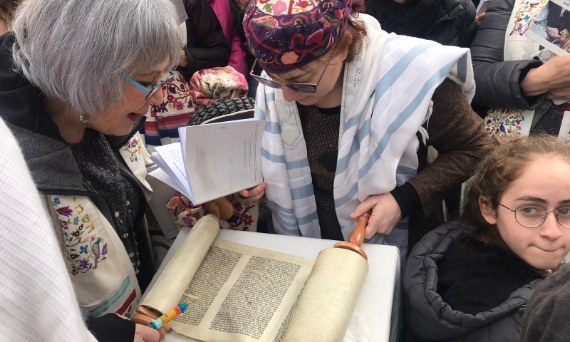 צפו: נשות הכותל עולות לתורה בכותל המערבי