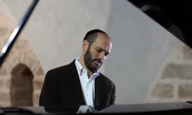 מתפלל לגשם: המחווה של יונתן רזאל למאיר בנאי