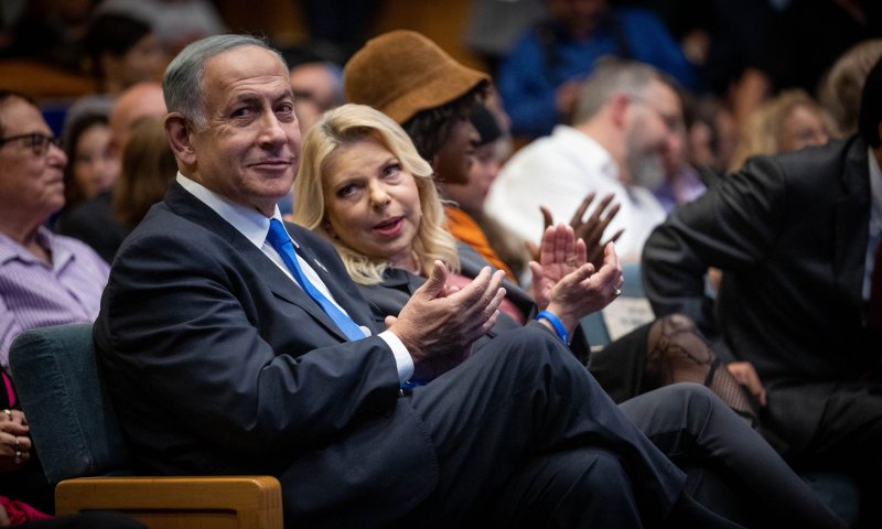 הפרקליט של נתניהו תוקף: רדיפה כלכלית נגד המשפחה