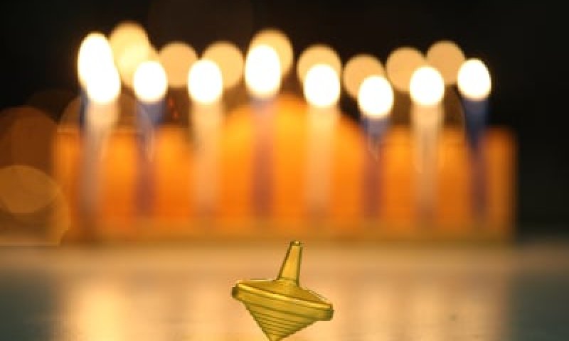 להיות מוכנים לחג: הלכות חנוכה לפי מנהגי כל העדות