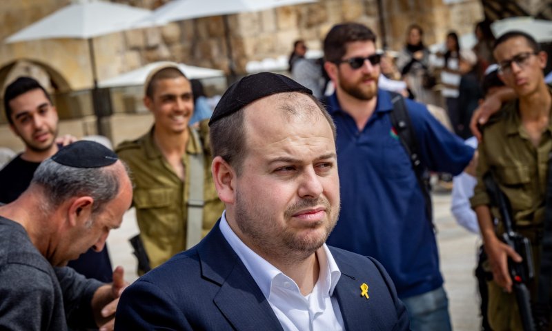 גם זאת תרומה של שי גראוכר: יעקב שוואקי קורא קדיש