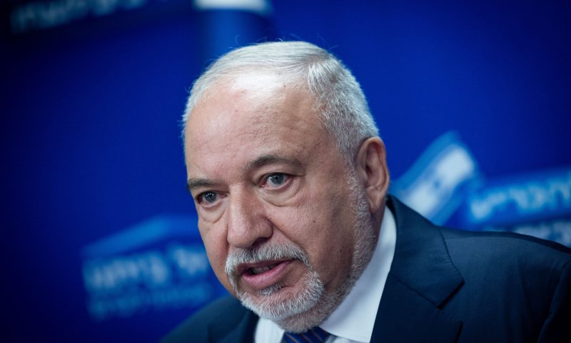 "חציית קו אדום": ליברמן יוצא להגנת הציבור הסרוג