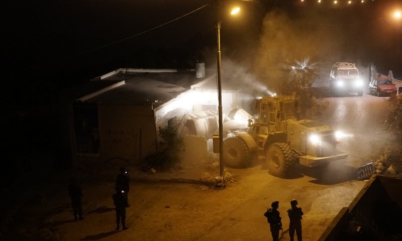 תיעוד: כוחות הבטחון הורסים את בית המחבל