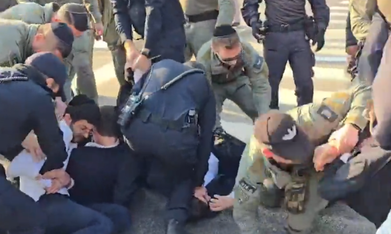 חרדים מפגינים מול לשכת הגיוס: "נוח'בות, מחבלים לכו לעזה"