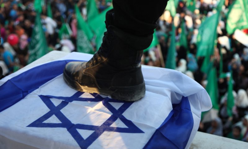 החגיגות בעזה נמשכות: דורכים על דגלי ישראל