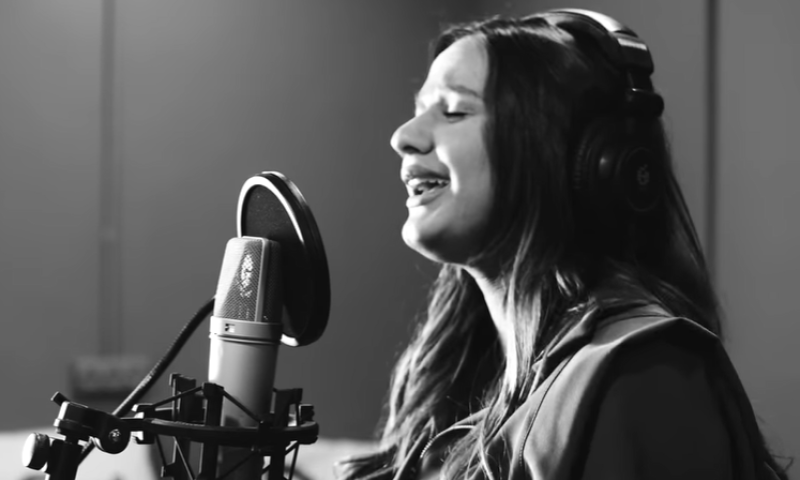 צפו: עדן בן זקן מבצעת את: 'והיא שעמדה'