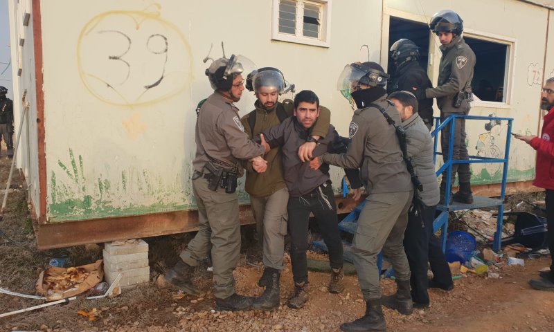 פינוי אלים בעמונה: כדורי גומי, רימוני הלם וגז