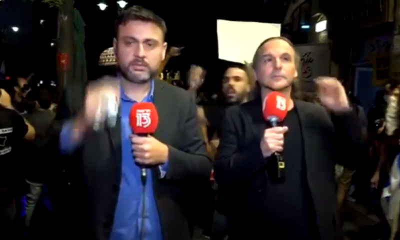 צפו: אבישי בן חיים ויוסי אלי הותקפו בשידור מההפגנה