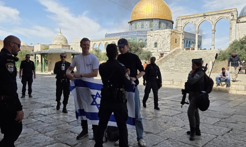 בגלל דגל ישראל: קבוצת תיירים עוכבה בהר הבית