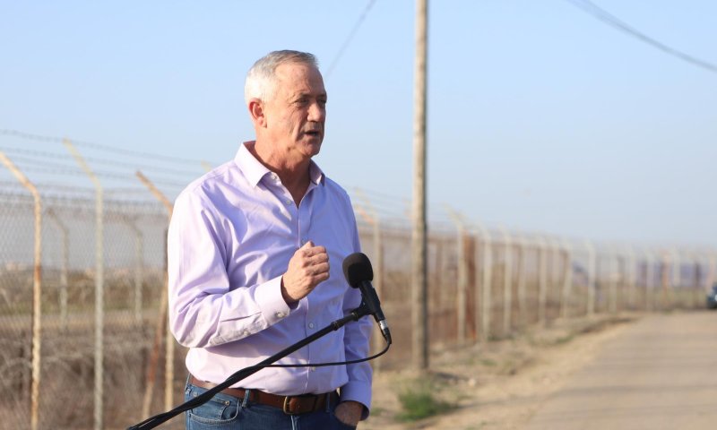 הצהרת גנץ: "הפריצה לנייד סיפור פוליטי רכילותי"