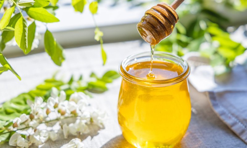 הסוד המתוק נחשף: מדוע דבש נשמר לנצח?