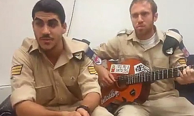 צפו: חיילי חיל הים במחווה לאריק איינשטיין