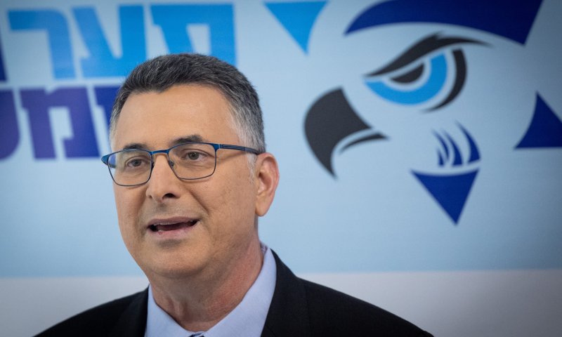 גדעון סער חושף: זה מה שאמר לי לפיד בשיחות אישיות