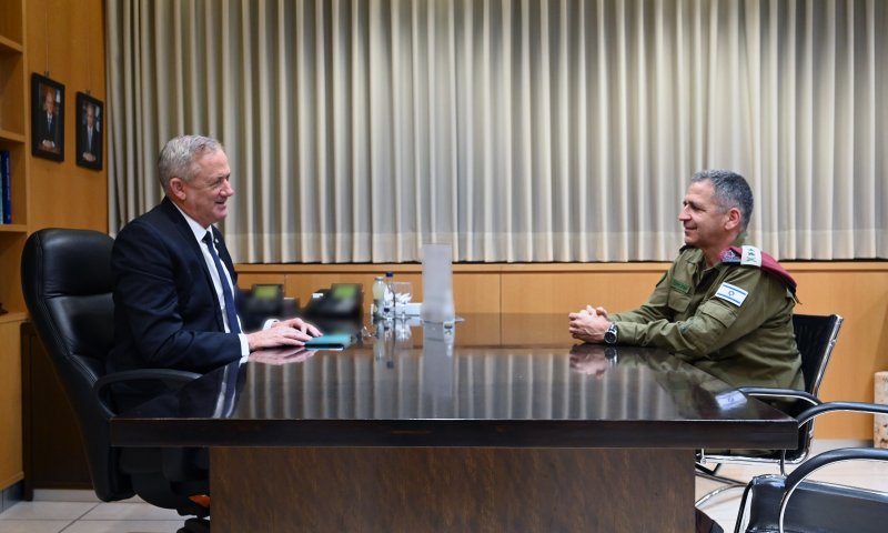 בני גנץ והרמטכ"ל נפגשו במשרד הביטחון