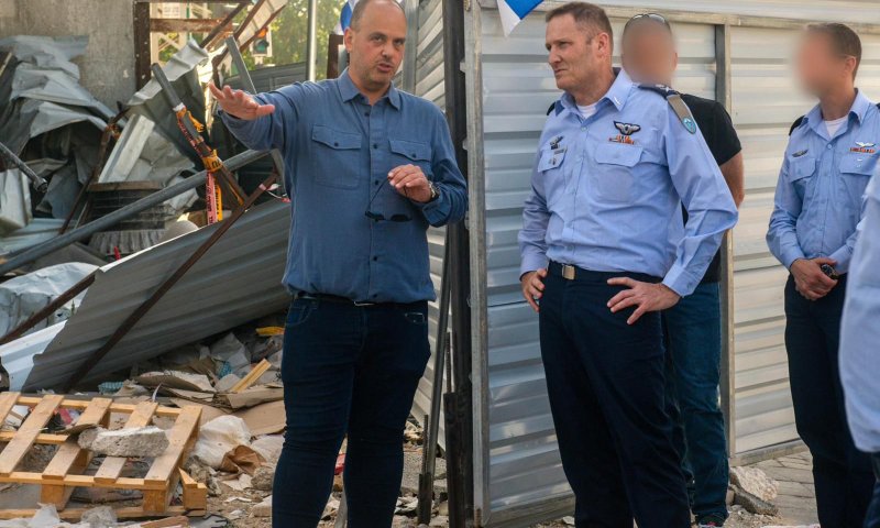 לראשונה: מפקד חיל האוויר ביקר בזירת הפגיעה של הטיל האיראני