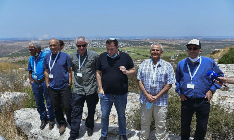 האלופים במיל' לבני גנץ: חזור בך או התפטר