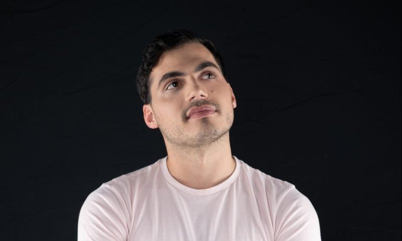 לכבוד חתונתו: אייל דביר מחדש את אריק איינשטיין