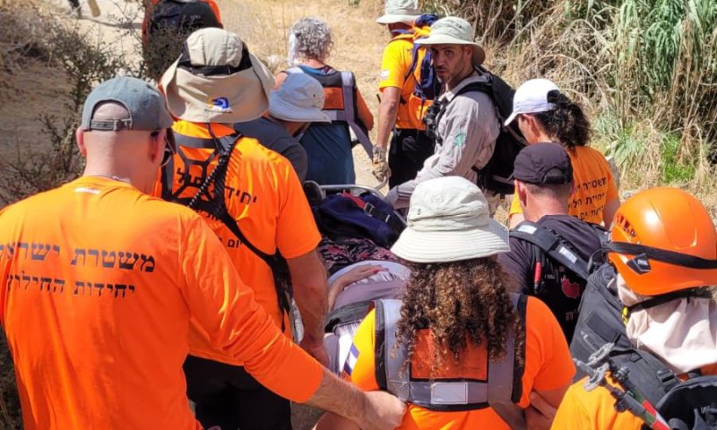 על אלונקה ב-40 מעלות: מטיילת בת 70 חולצה מנחל פרת