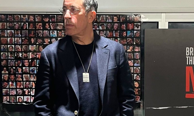 בפעם הרביעית: סיינפלד מתעמת עם פלסטינים במהלך הופעה