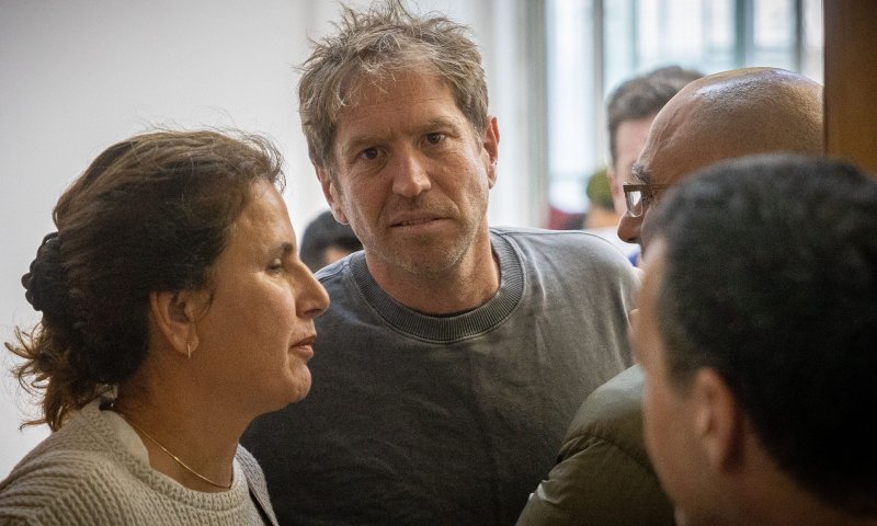 כתב אישום נגד פעיל "אחים לנשק" שזרק לפיד על שוטרים