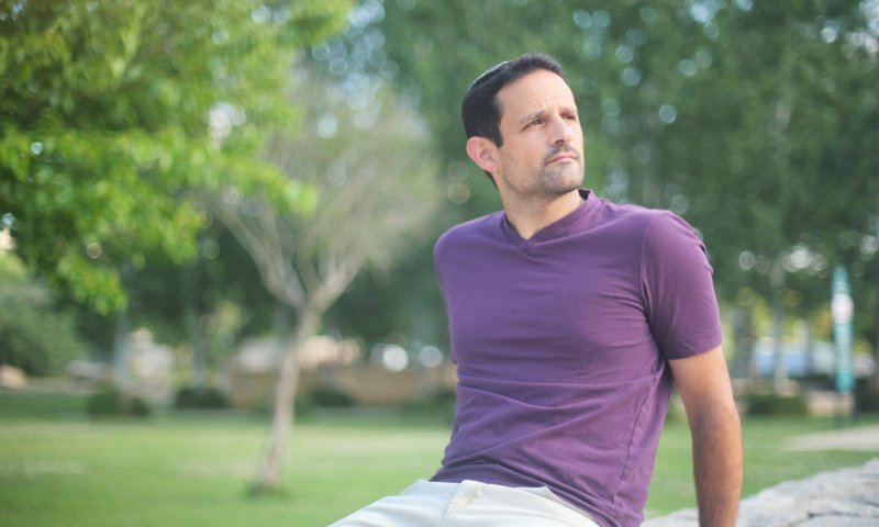 "נעמד על קבר בלי זעקות של שבר": הסינגל החדש של אמיר בן גל