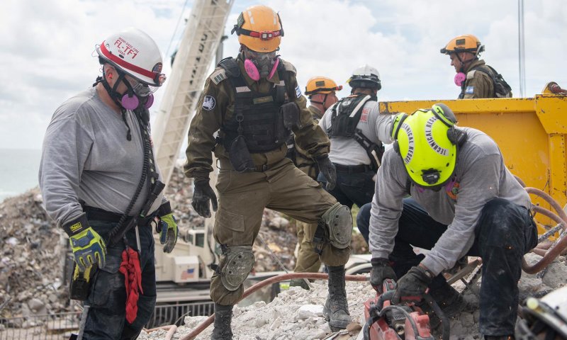 צפו: הבניין במיאמי פוצץ באופן מבוקר