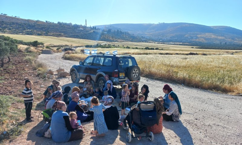 לאחר שניצלה ממטען: האם הפגינה ליד הכפר העוין