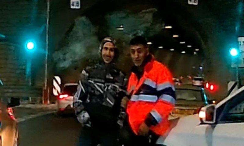 התחזו לשוטרים: צעירים ערבים חסמו את כביש המנהרות ליד ירושלים
