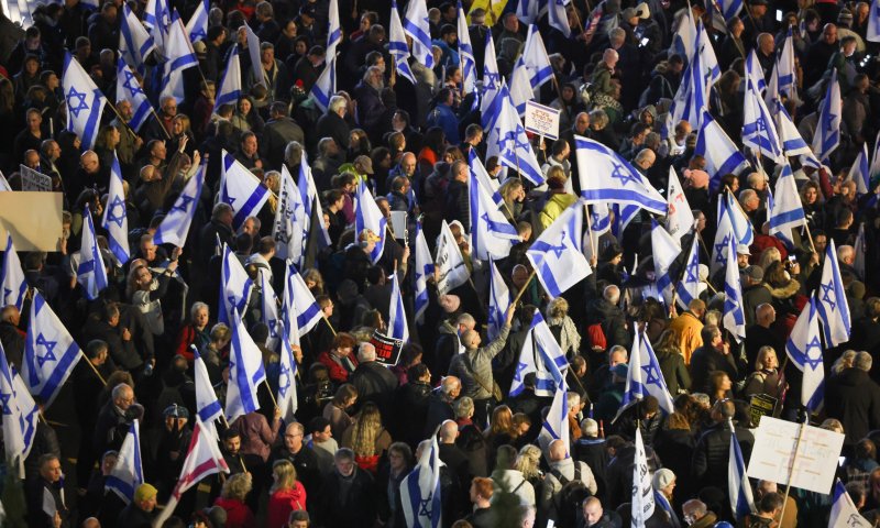 מפגינים נגד נתניהו הסירו דגל פלסטין שהונף בת&rdquo;א