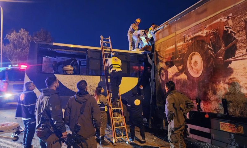 שני פצועים קשה בתאונת דרכים בין אוטובוס למשאית