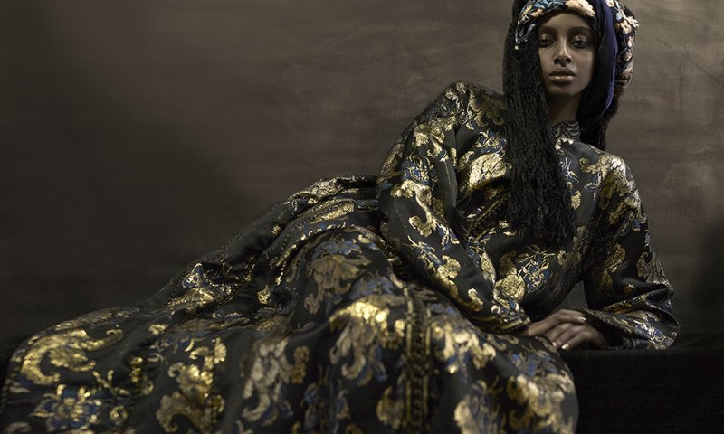 עם תלבושות היסטוריות: האמן הבינלאומי רוקם את הסיפור היהודי