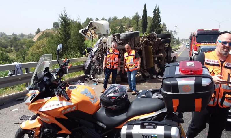 שני גברים נלכדו במשאית שהתהפכה בכביש 6